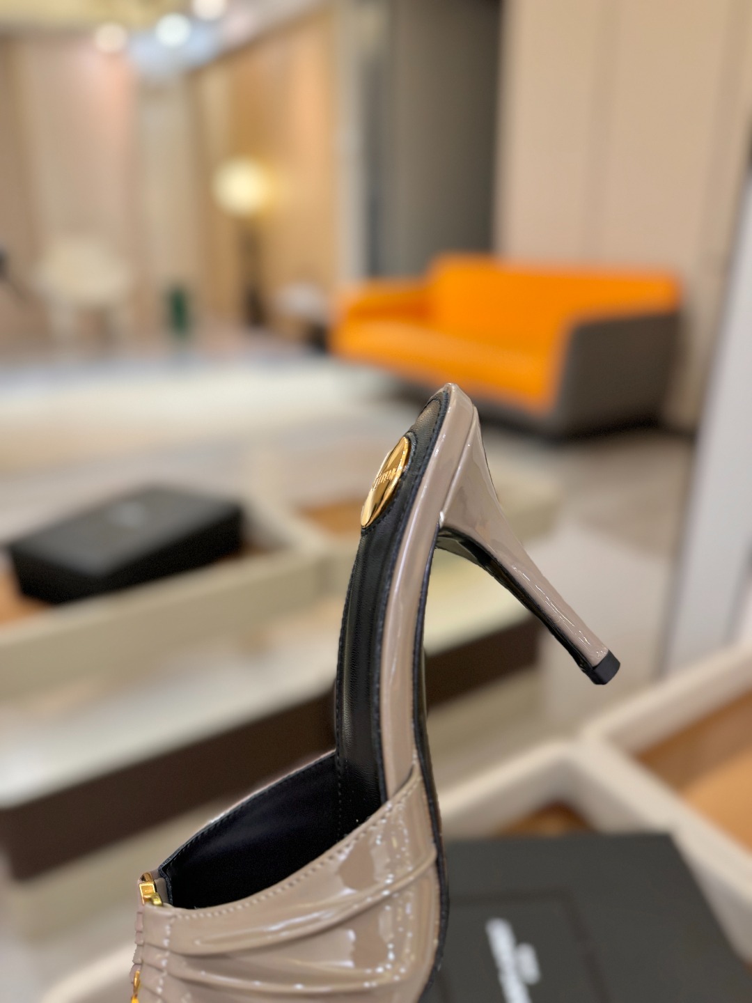 YSL「SAINT LAURENT*」 夏季新品 尖头优雅大气高跟拖鞋 —————————— 尖头设计拉长腿部线条, YSL「SAINT LAURENT*」 夏季新品 尖头优雅大气高跟拖鞋 —————————— 尖头设计拉长腿部线条,