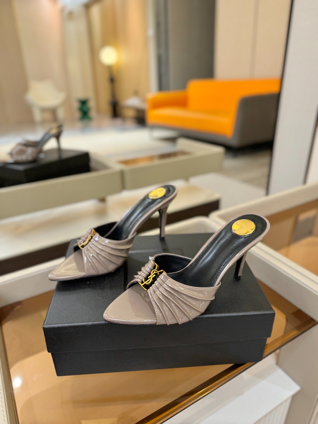 YSL「SAINT LAURENT*」 夏季新品 尖头优雅大气高跟拖鞋 —————————— 尖头设计拉长腿部线条, YSL「SAINT LAURENT*」 夏季新品 尖头优雅大气高跟拖鞋 —————————— 尖头设计拉长腿部线条,