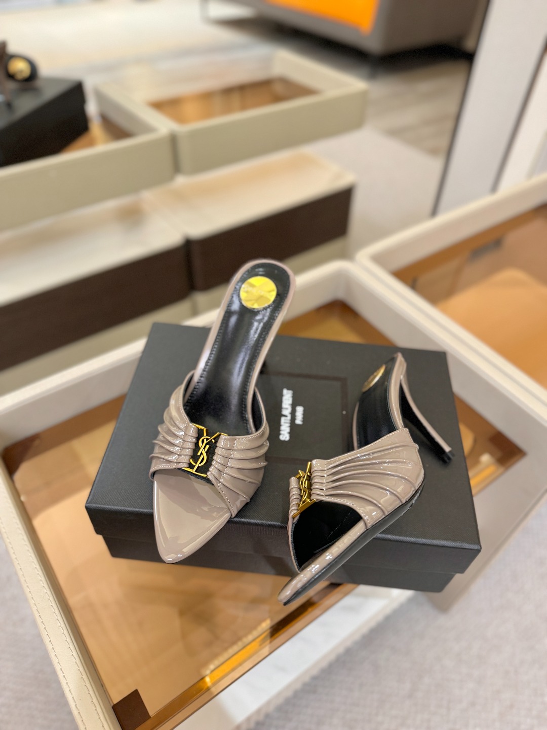 YSL「SAINT LAURENT*」 夏季新品 尖头优雅大气高跟拖鞋 —————————— 尖头设计拉长腿部线条, YSL「SAINT LAURENT*」 夏季新品 尖头优雅大气高跟拖鞋 —————————— 尖头设计拉长腿部线条,