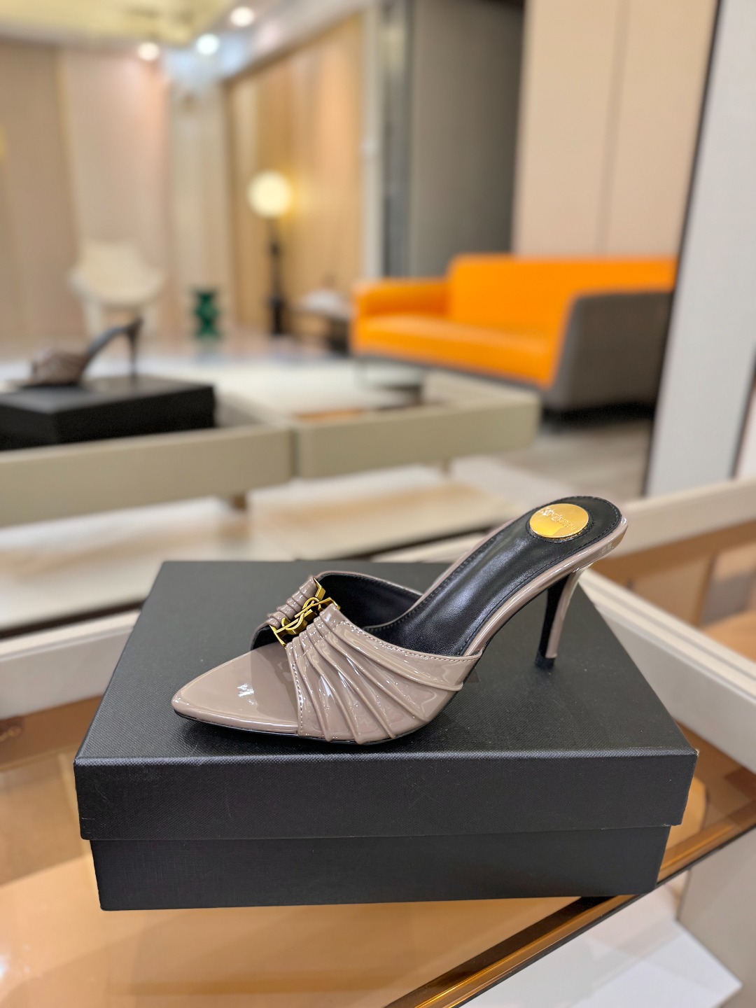 YSL「SAINT LAURENT*」  夏季新品 尖头优雅大气高跟拖鞋 ——————————  尖头设计拉长腿部线条，