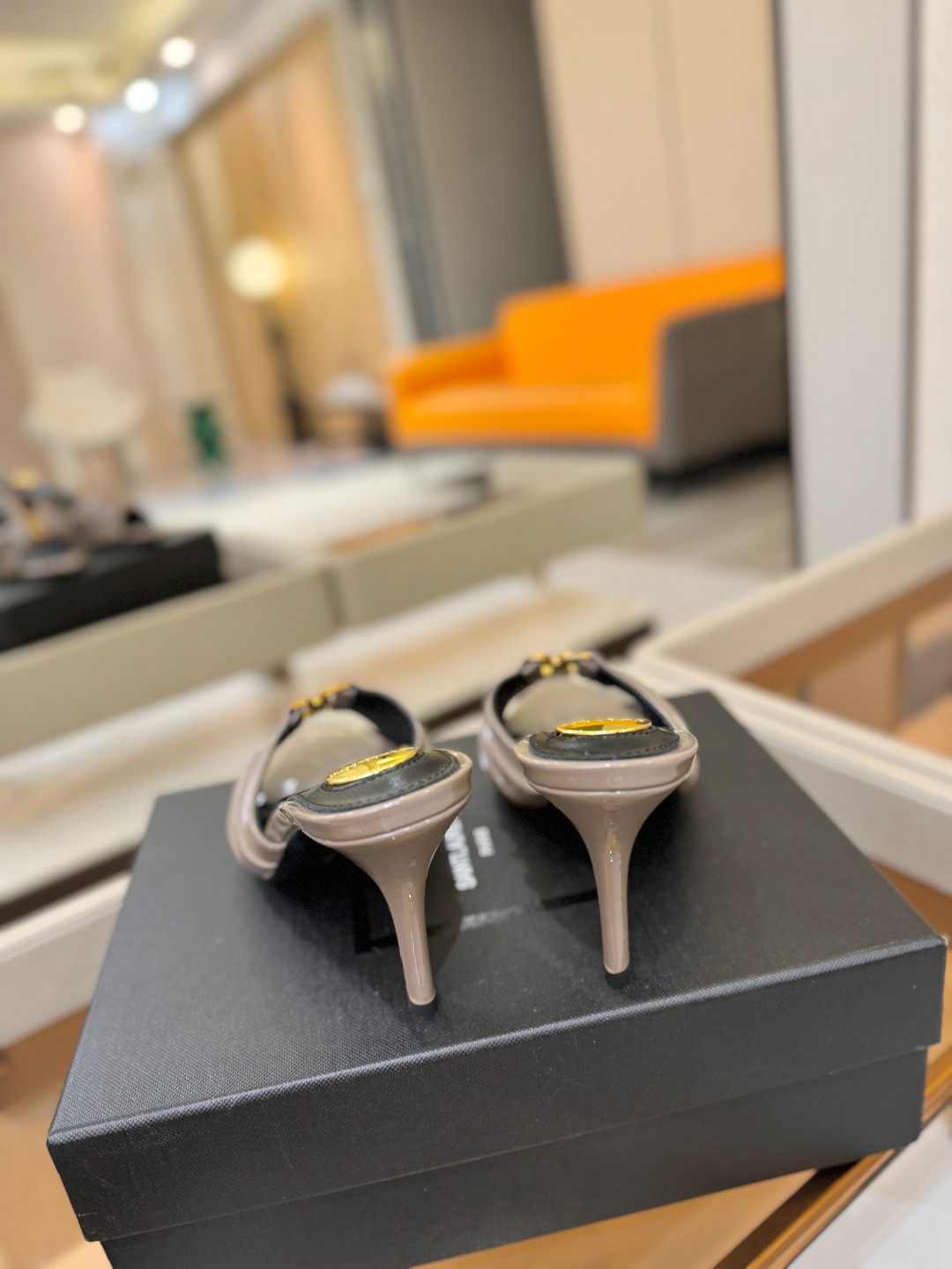 YSL「SAINT LAURENT*」 夏季新品 尖头优雅大气高跟拖鞋 —————————— 尖头设计拉长腿部线条, YSL「SAINT LAURENT*」 夏季新品 尖头优雅大气高跟拖鞋 —————————— 尖头设计拉长腿部线条,
