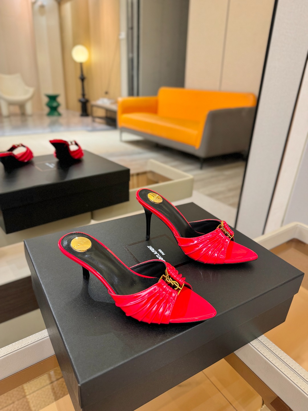 YSL「SAINT LAURENT*」 夏季新品 金属头优雅大气高跟凉鞋 —————————— 全新春夏系列后带方扣高 YSL「SAINT LAURENT*」 夏季新品 金属头优雅大气高跟凉鞋 —————————— 全新春夏系列后带方扣高