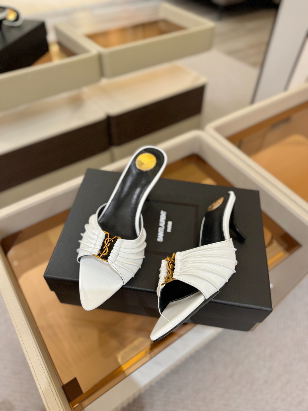 YSL「SAINT LAURENT*」 夏季新品 金属头优雅大气高跟凉鞋 —————————— 全新春夏系列后带方扣高 YSL「SAINT LAURENT*」 夏季新品 金属头优雅大气高跟凉鞋 —————————— 全新春夏系列后带方扣高