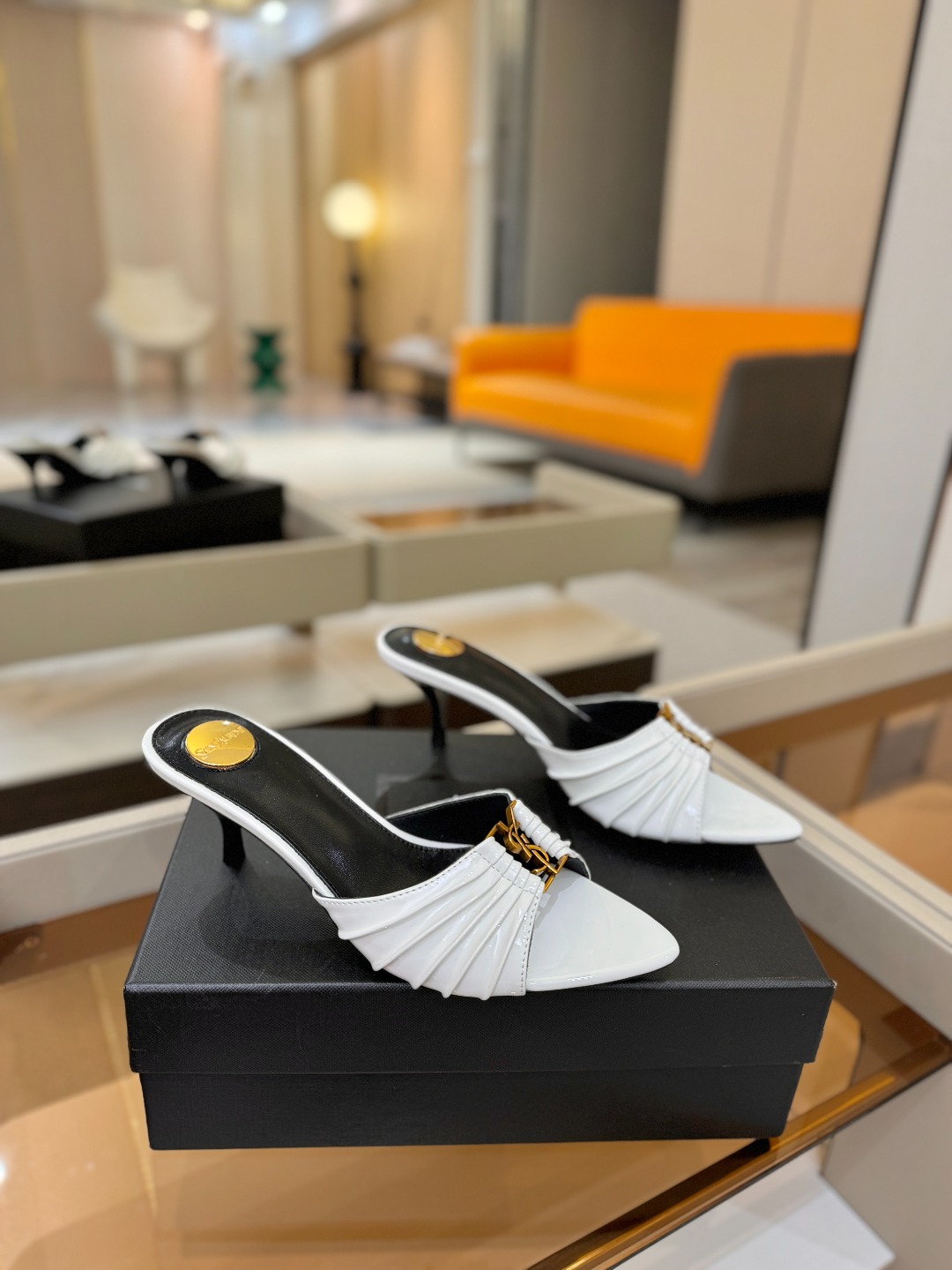 YSL「SAINT LAURENT*」 夏季新品 金属头优雅大气高跟凉鞋 —————————— 全新春夏系列后带方扣高 YSL「SAINT LAURENT*」 夏季新品 金属头优雅大气高跟凉鞋 —————————— 全新春夏系列后带方扣高