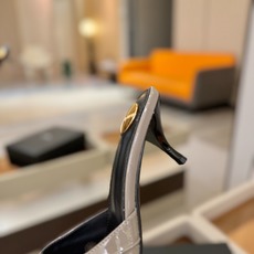 YSL「SAINT LAURENT*」 夏季新品 金属头优雅大气高跟凉鞋 —————————— 全新春夏系列后带方扣高 YSL「SAINT LAURENT*」 夏季新品 金属头优雅大气高跟凉鞋 —————————— 全新春夏系列后带方扣高