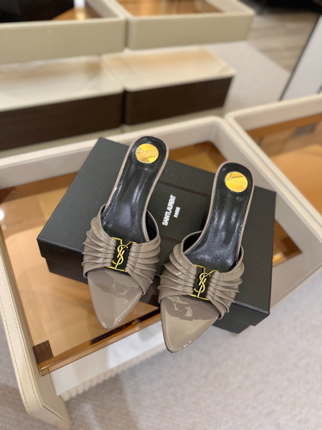 YSL「SAINT LAURENT*」 夏季新品 金属头优雅大气高跟凉鞋 —————————— 全新春夏系列后带方扣高 YSL「SAINT LAURENT*」 夏季新品 金属头优雅大气高跟凉鞋 —————————— 全新春夏系列后带方扣高