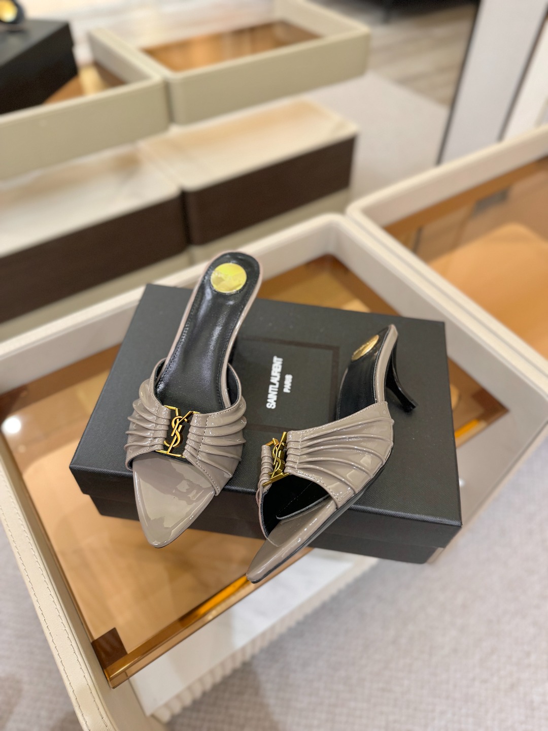 YSL「SAINT LAURENT*」 夏季新品 金属头优雅大气高跟凉鞋 —————————— 全新春夏系列后带方扣高 YSL「SAINT LAURENT*」 夏季新品 金属头优雅大气高跟凉鞋 —————————— 全新春夏系列后带方扣高
