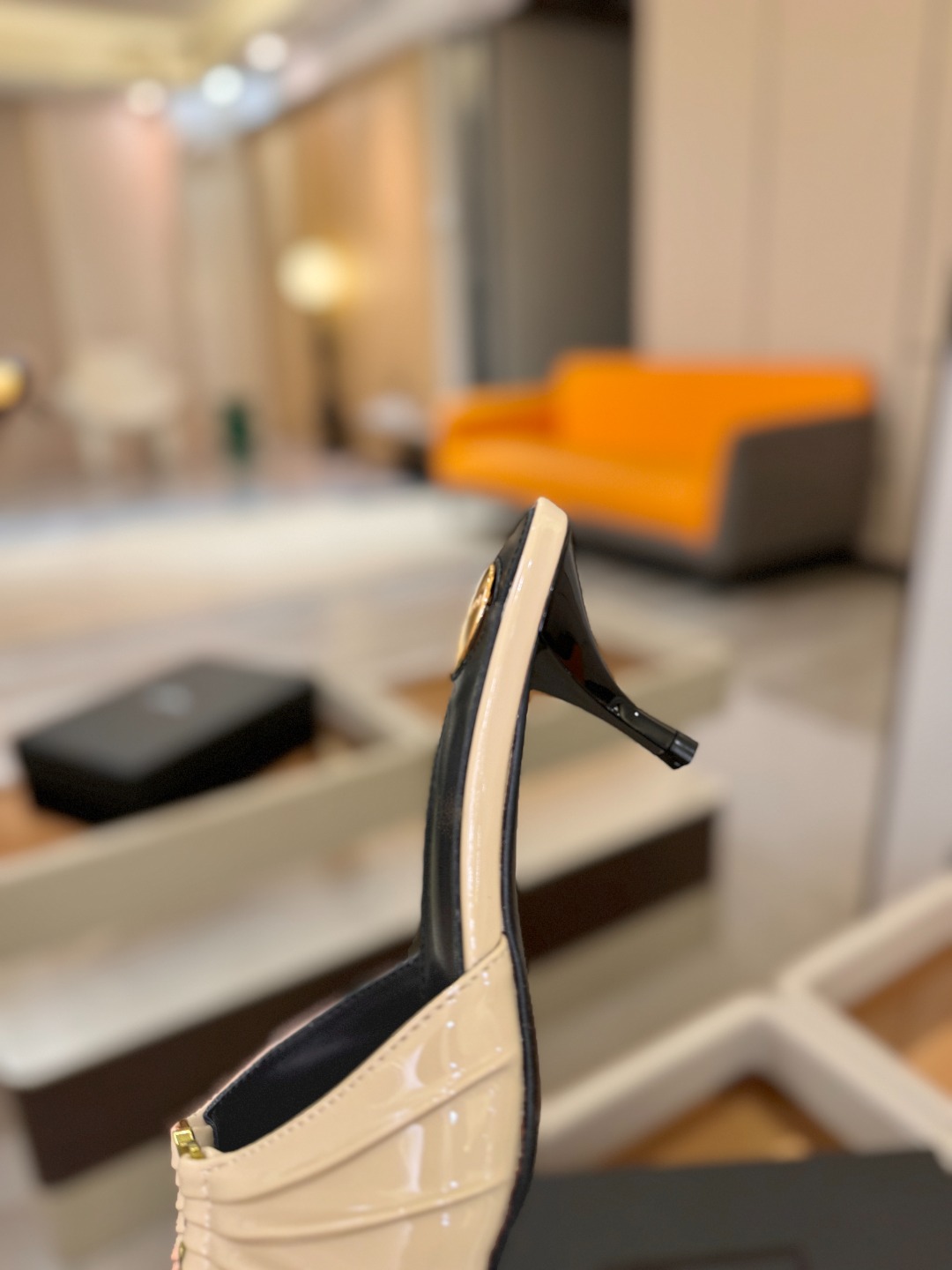 YSL「SAINT LAURENT*」 夏季新品 金属头优雅大气高跟凉鞋 —————————— 全新春夏系列后带方扣高 YSL「SAINT LAURENT*」 夏季新品 金属头优雅大气高跟凉鞋 —————————— 全新春夏系列后带方扣高