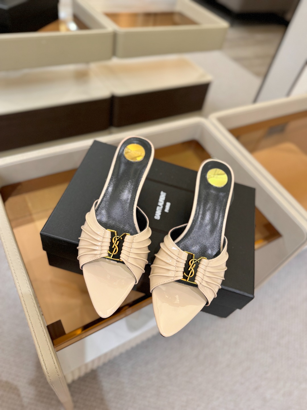 YSL「SAINT LAURENT*」 夏季新品 金属头优雅大气高跟凉鞋 —————————— 全新春夏系列后带方扣高 YSL「SAINT LAURENT*」 夏季新品 金属头优雅大气高跟凉鞋 —————————— 全新春夏系列后带方扣高