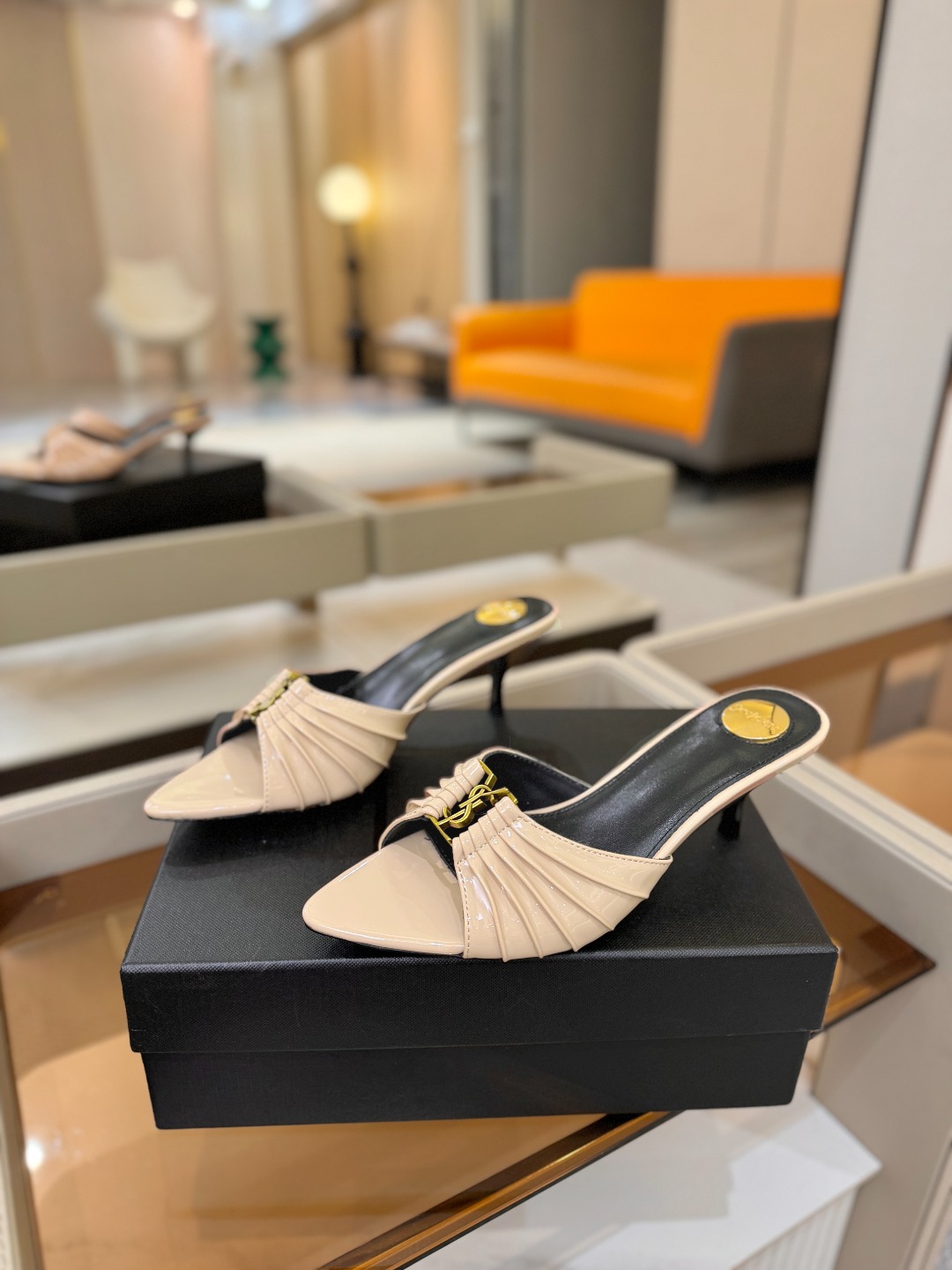 YSL「SAINT LAURENT*」 夏季新品 金属头优雅大气高跟凉鞋 —————————— 全新春夏系列后带方扣高 YSL「SAINT LAURENT*」 夏季新品 金属头优雅大气高跟凉鞋 —————————— 全新春夏系列后带方扣高