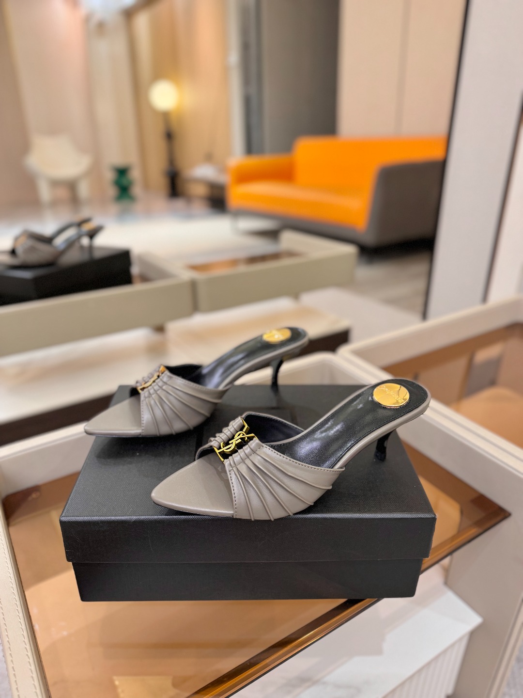YSL「SAINT LAURENT*」  夏季新品 尖头优雅大气高跟拖鞋 ——————————  尖头设计拉长腿部线条，