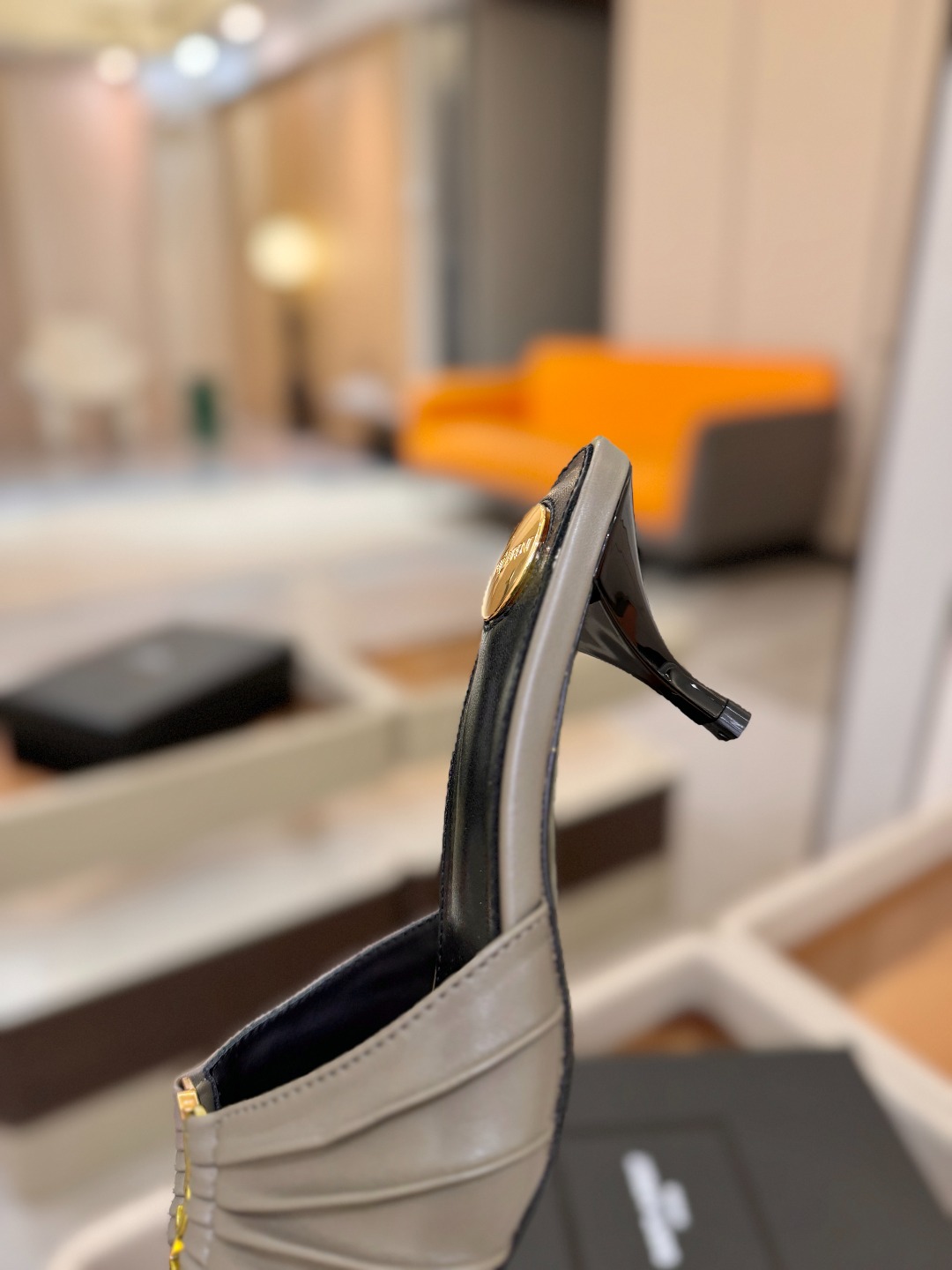 YSL「SAINT LAURENT*」  夏季新品 尖头优雅大气高跟拖鞋 ——————————  尖头设计拉长腿部线条，
