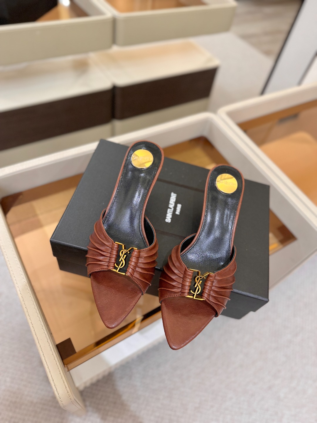 YSL「SAINT LAURENT*」 夏季新品 尖头优雅大气高跟拖鞋 —————————— 尖头设计拉长腿部线条, YSL「SAINT LAURENT*」 夏季新品 尖头优雅大气高跟拖鞋 —————————— 尖头设计拉长腿部线条,