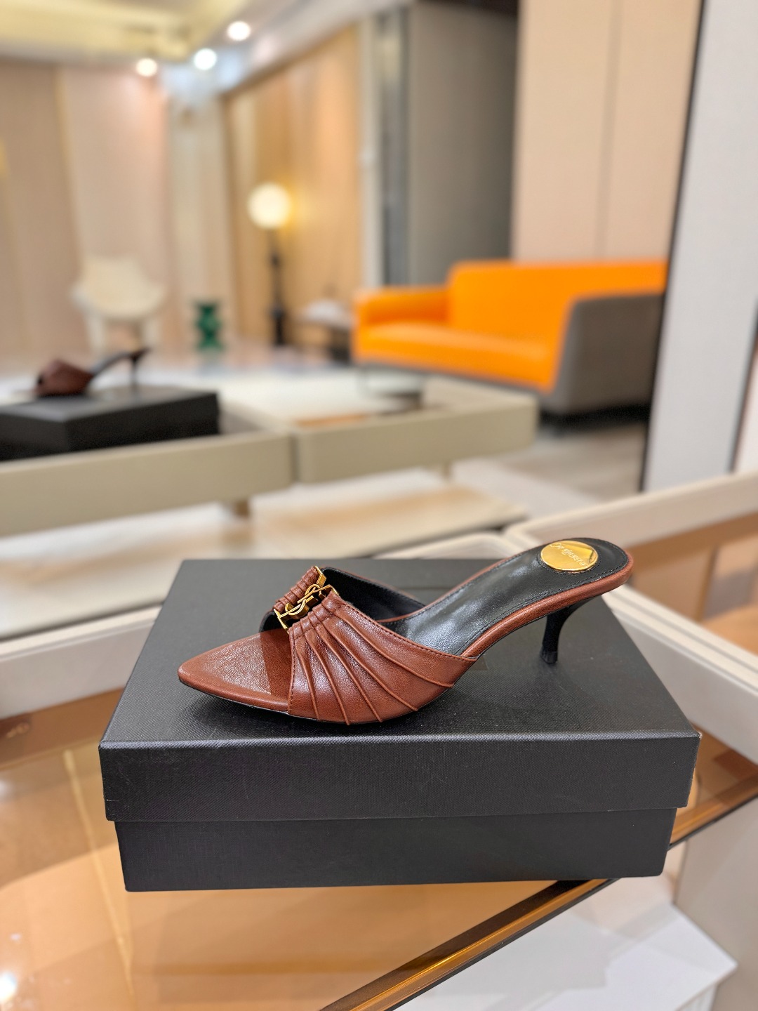 YSL「SAINT LAURENT*」  夏季新品 尖头优雅大气高跟拖鞋 ——————————  尖头设计拉长腿部线条，