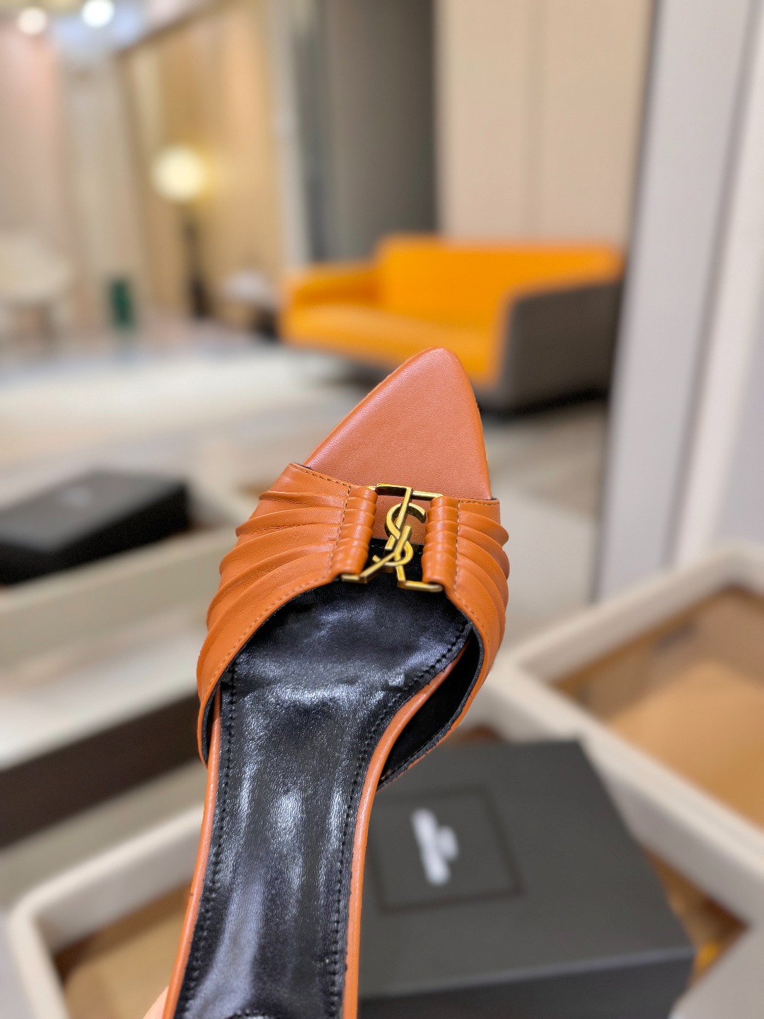 YSL「SAINT LAURENT*」 夏季新品 尖头优雅大气高跟拖鞋 —————————— 尖头设计拉长腿部线条, YSL「SAINT LAURENT*」 夏季新品 尖头优雅大气高跟拖鞋 —————————— 尖头设计拉长腿部线条,