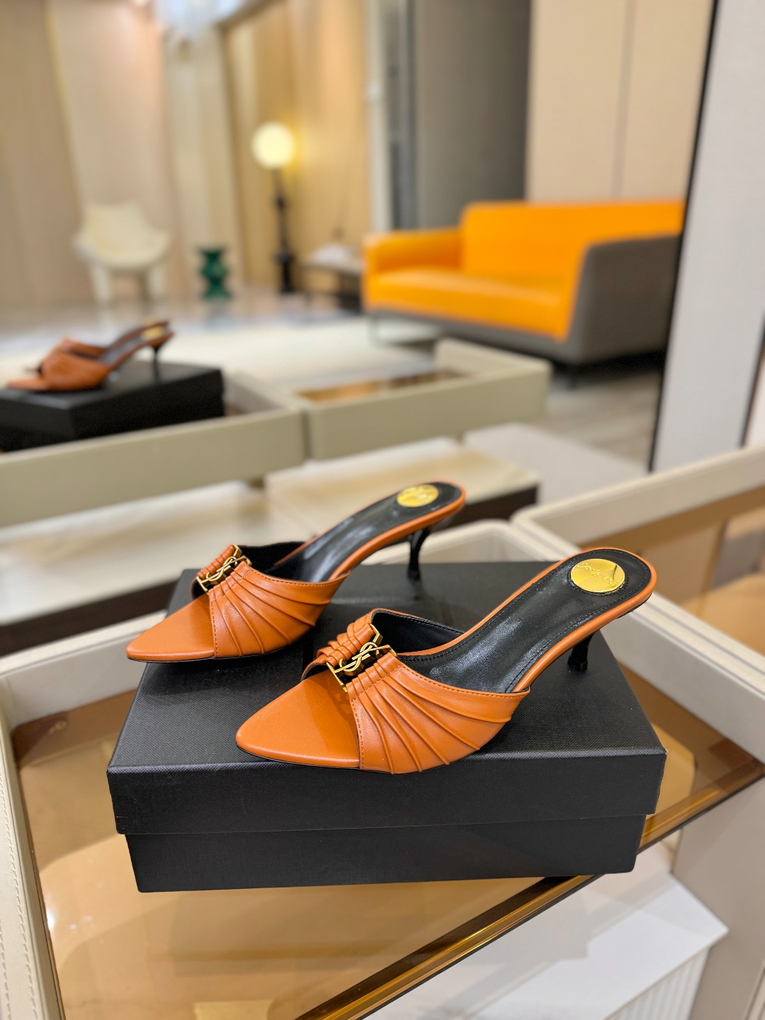 YSL「SAINT LAURENT*」 夏季新品 尖头优雅大气高跟拖鞋 —————————— 尖头设计拉长腿部线条, YSL「SAINT LAURENT*」 夏季新品 尖头优雅大气高跟拖鞋 —————————— 尖头设计拉长腿部线条,