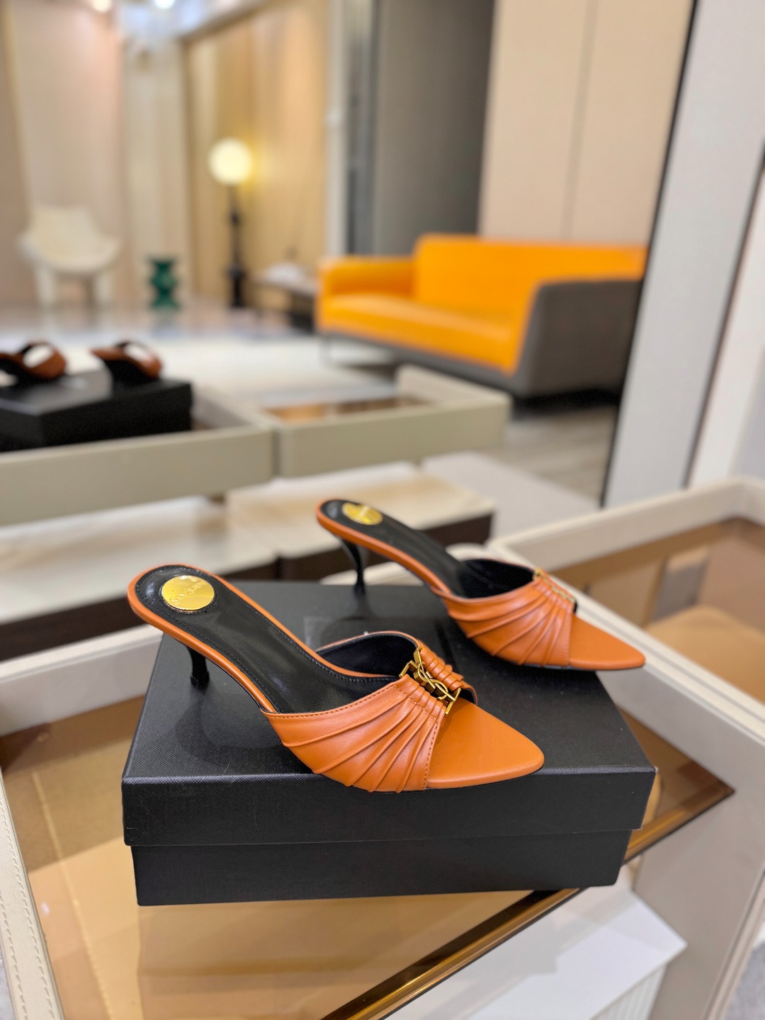 YSL「SAINT LAURENT*」 夏季新品 尖头优雅大气高跟拖鞋 —————————— 尖头设计拉长腿部线条, YSL「SAINT LAURENT*」 夏季新品 尖头优雅大气高跟拖鞋 —————————— 尖头设计拉长腿部线条,