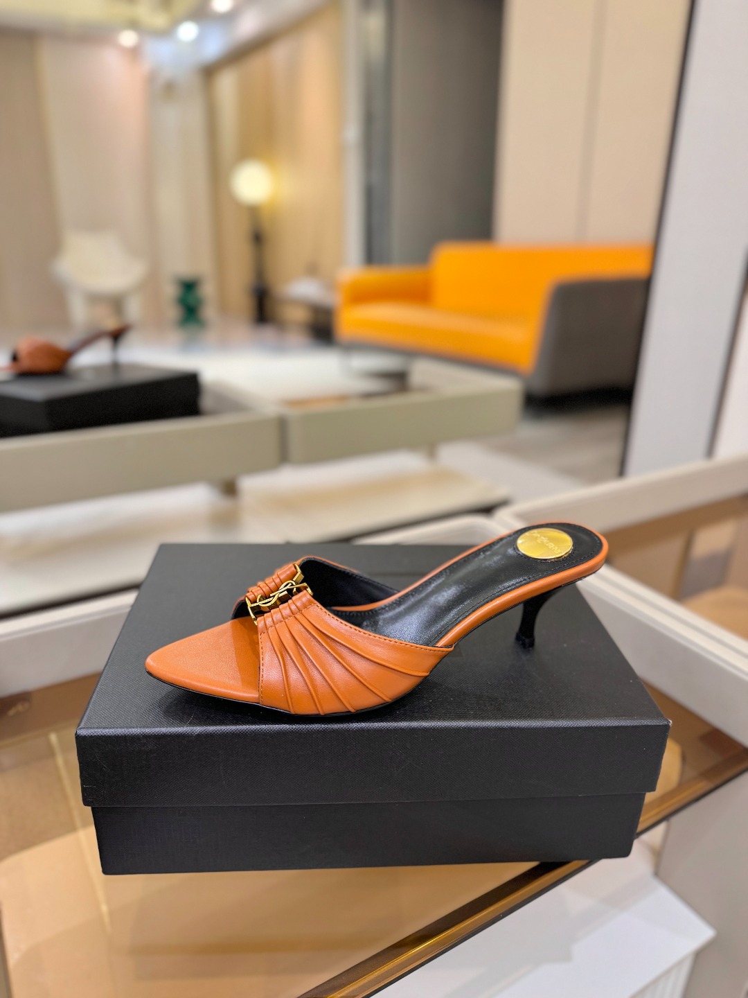 YSL「SAINT LAURENT*」  夏季新品 尖头优雅大气高跟拖鞋 ——————————  尖头设计拉长腿部线条，