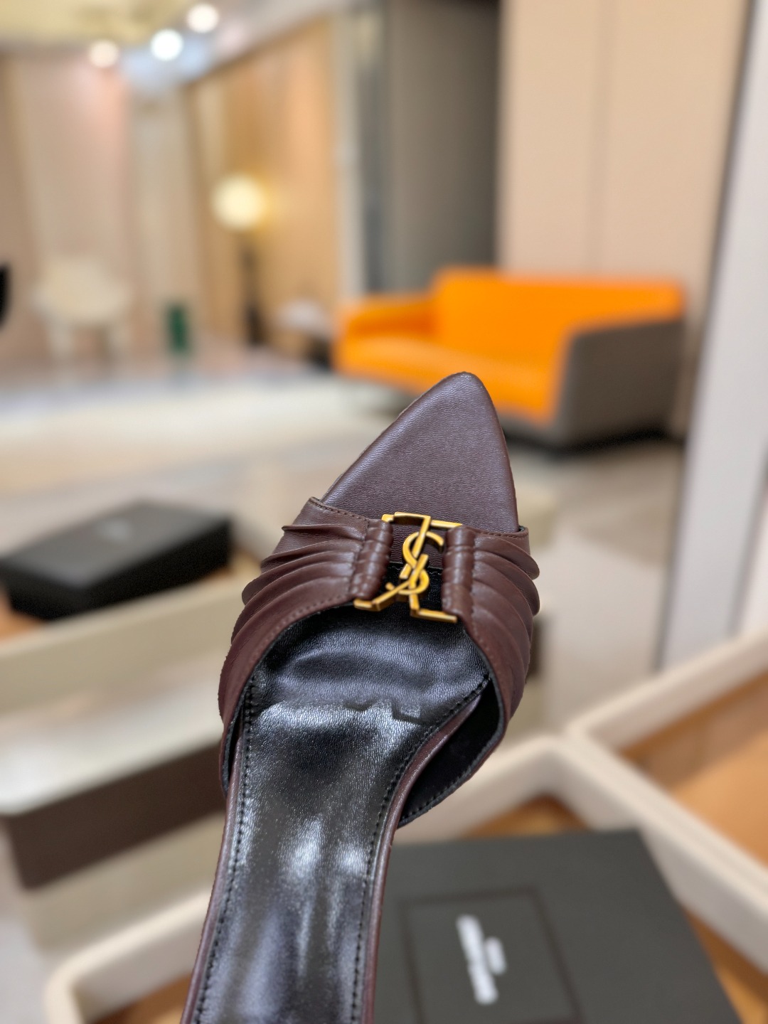 YSL「SAINT LAURENT*」  夏季新品 尖头优雅大气高跟拖鞋 ——————————  尖头设计拉长腿部线条，