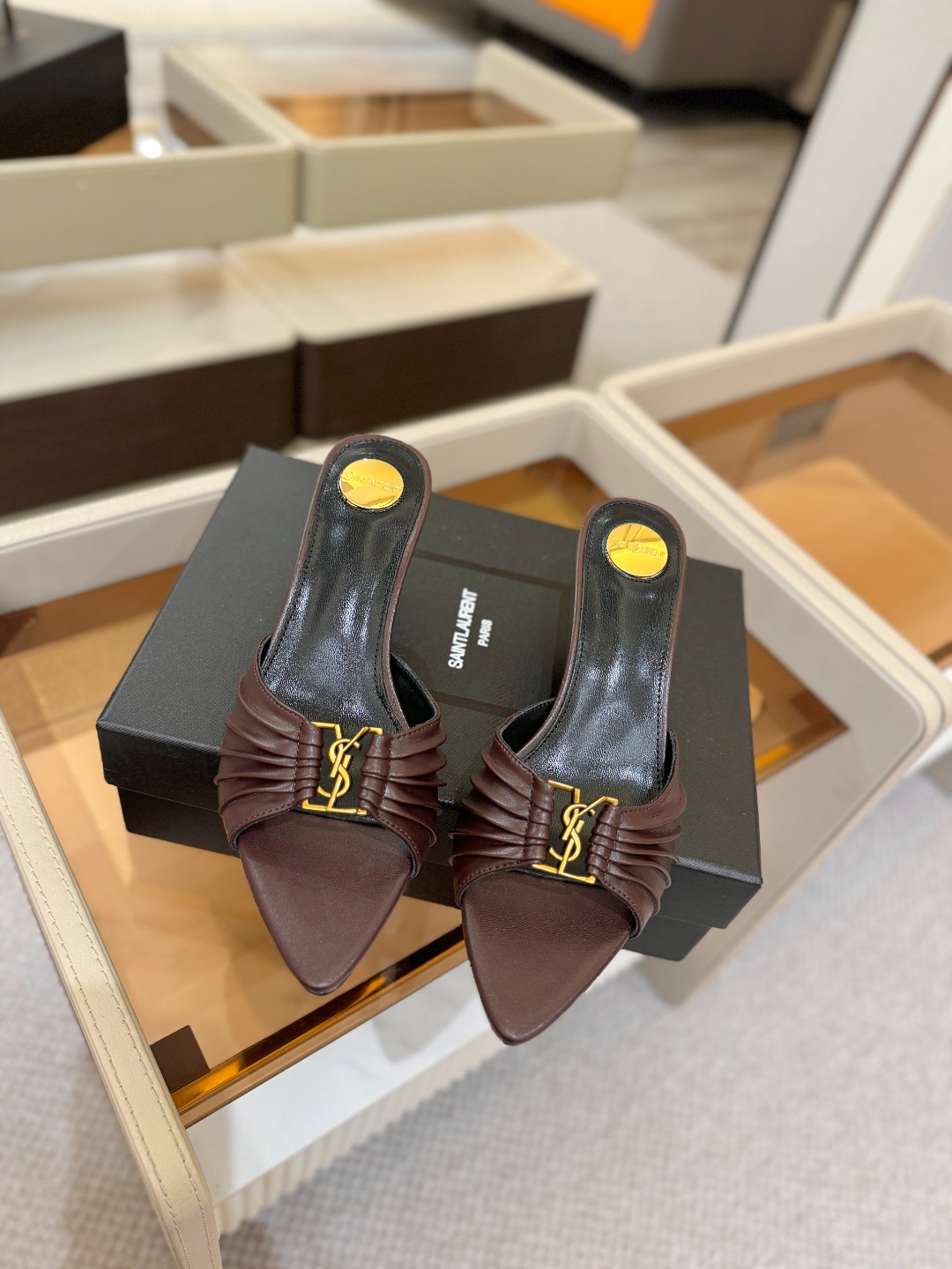 YSL「SAINT LAURENT*」  夏季新品 尖头优雅大气高跟拖鞋 ——————————  尖头设计拉长腿部线条，