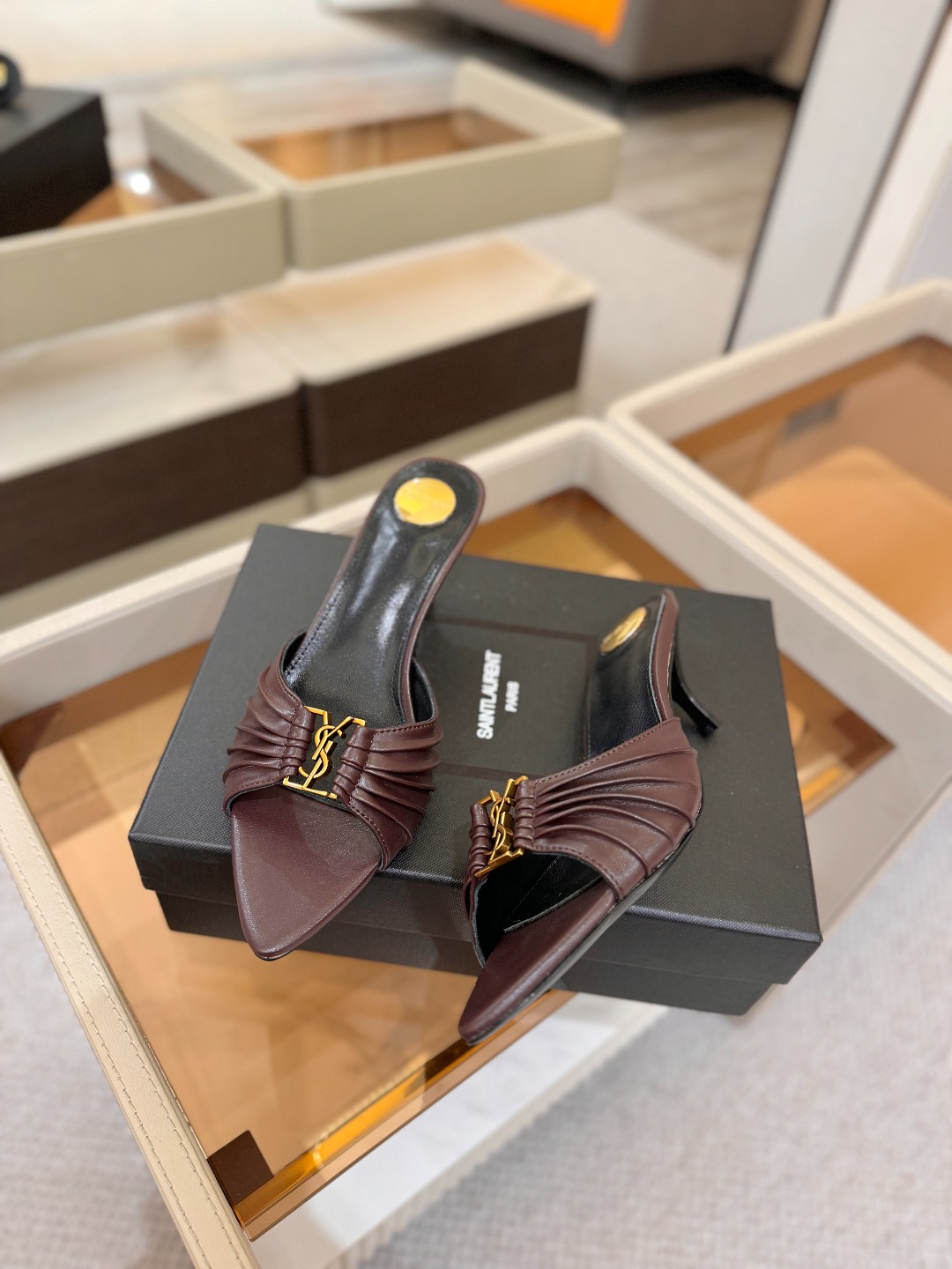YSL「SAINT LAURENT*」  夏季新品 尖头优雅大气高跟拖鞋 ——————————  尖头设计拉长腿部线条，