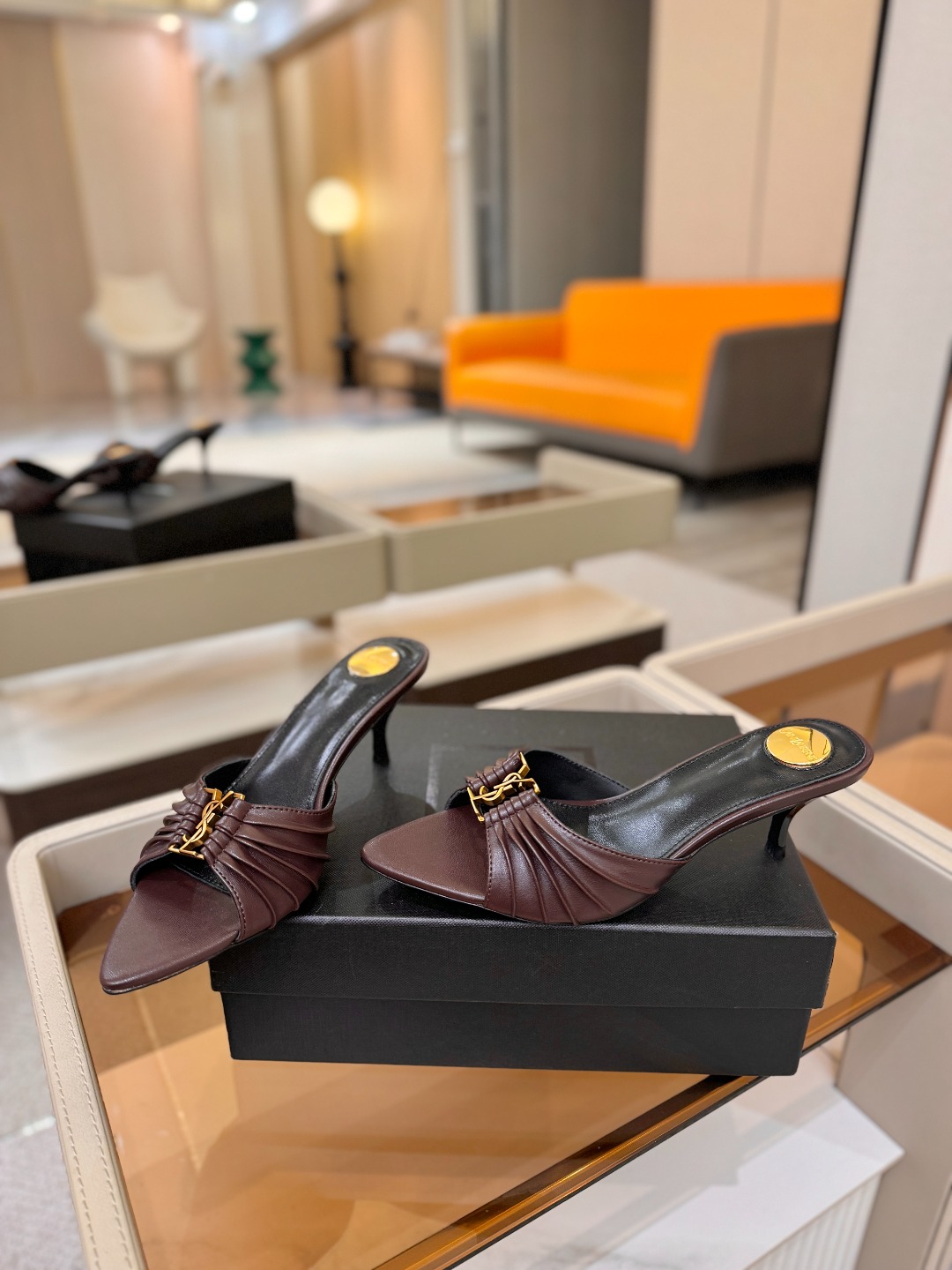 YSL「SAINT LAURENT*」  夏季新品 尖头优雅大气高跟拖鞋 ——————————  尖头设计拉长腿部线条，