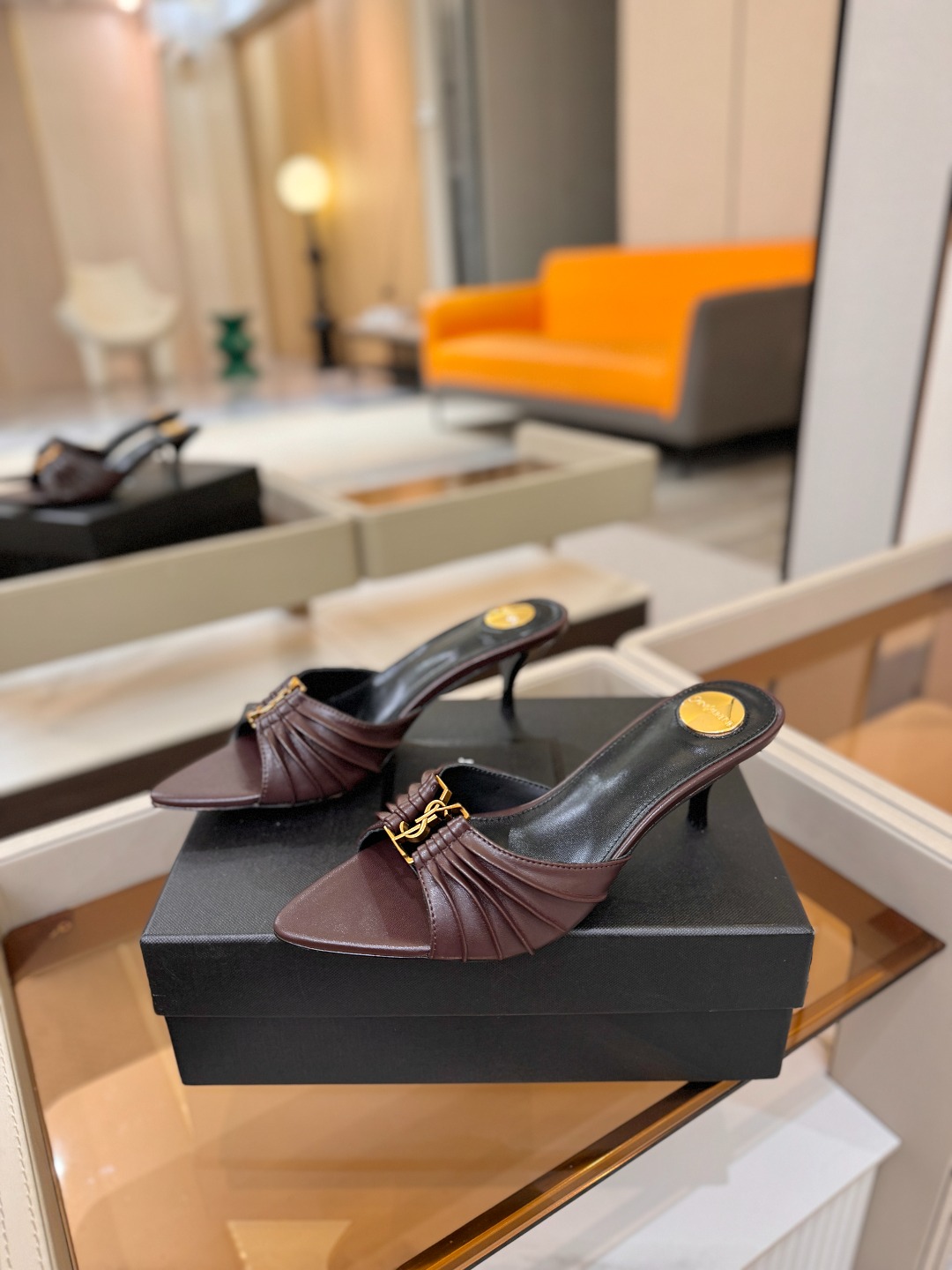 YSL「SAINT LAURENT*」  夏季新品 尖头优雅大气高跟拖鞋 ——————————  尖头设计拉长腿部线条，