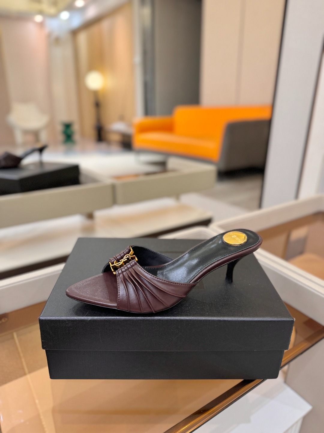 YSL「SAINT LAURENT*」  夏季新品 尖头优雅大气高跟拖鞋 ——————————  尖头设计拉长腿部线条，