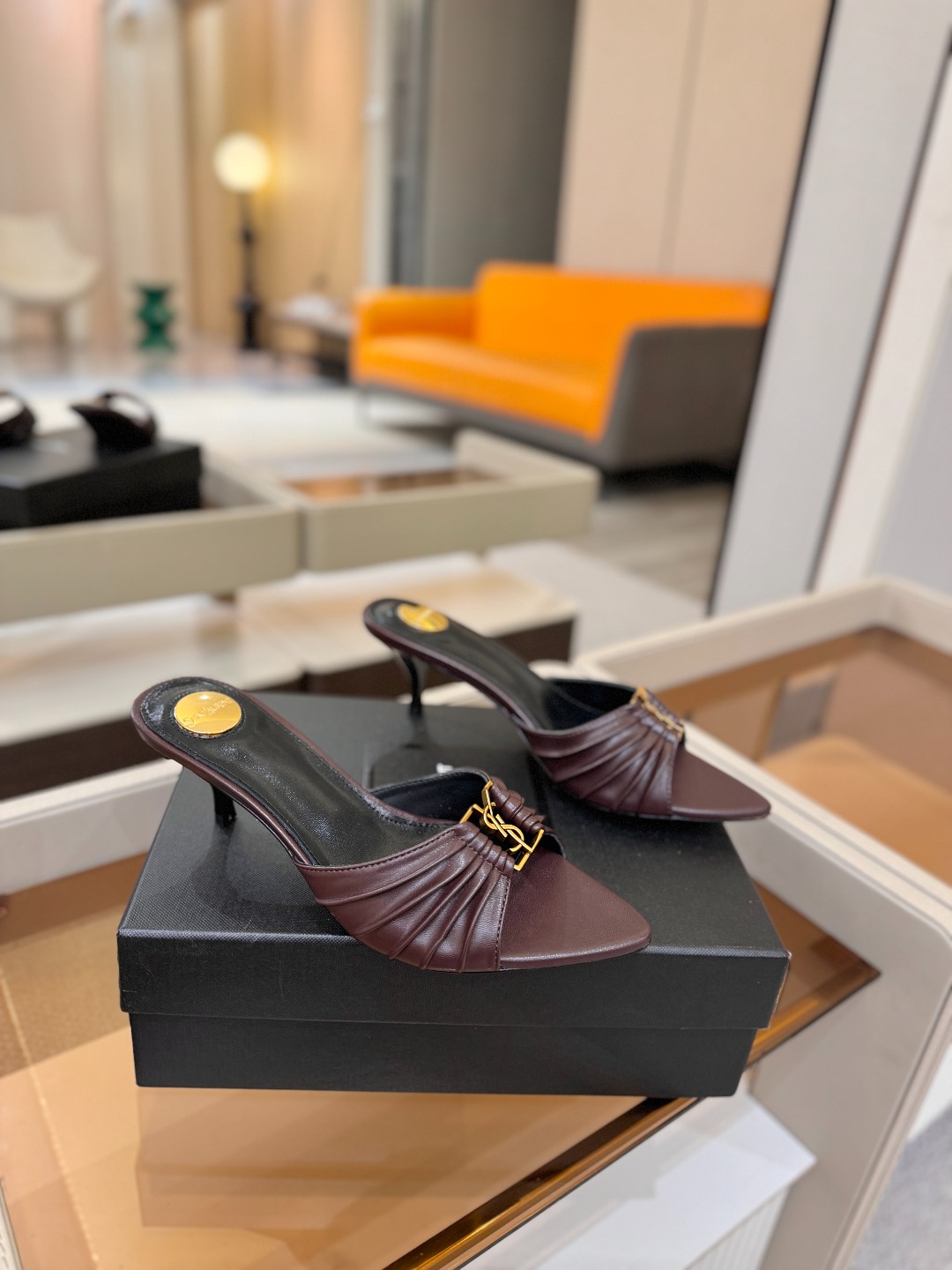 YSL「SAINT LAURENT*」  夏季新品 尖头优雅大气高跟拖鞋 ——————————  尖头设计拉长腿部线条，