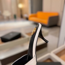 YSL「SAINT LAURENT*」 夏季新品 尖头优雅大气高跟拖鞋 —————————— 尖头设计拉长腿部线条, YSL「SAINT LAURENT*」 夏季新品 尖头优雅大气高跟拖鞋 —————————— 尖头设计拉长腿部线条,