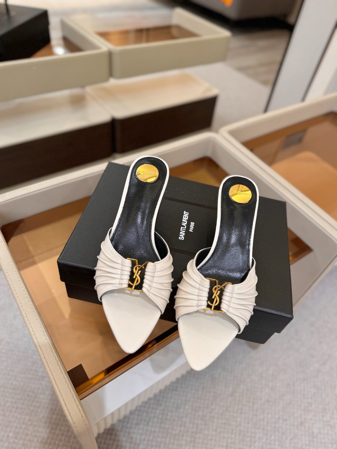 YSL「SAINT LAURENT*」 夏季新品 尖头优雅大气高跟拖鞋 —————————— 尖头设计拉长腿部线条, YSL「SAINT LAURENT*」 夏季新品 尖头优雅大气高跟拖鞋 —————————— 尖头设计拉长腿部线条,