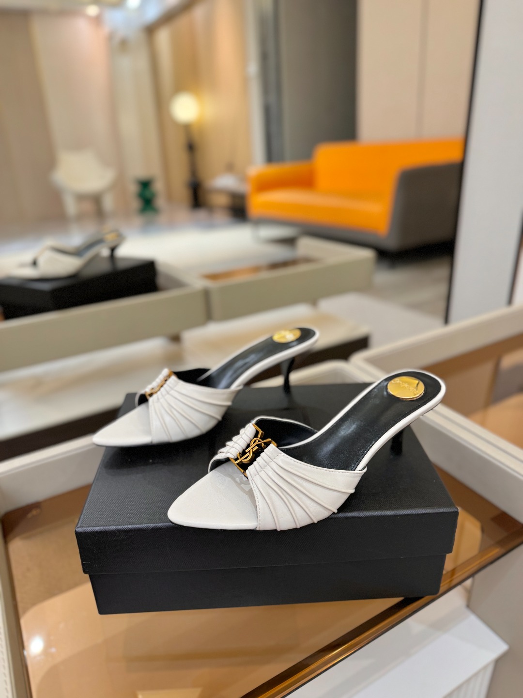 YSL「SAINT LAURENT*」 夏季新品 尖头优雅大气高跟拖鞋 —————————— 尖头设计拉长腿部线条, YSL「SAINT LAURENT*」 夏季新品 尖头优雅大气高跟拖鞋 —————————— 尖头设计拉长腿部线条,