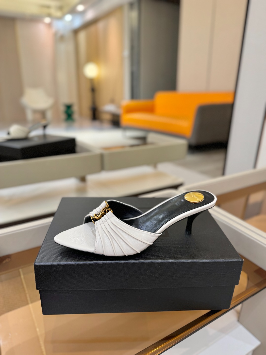YSL「SAINT LAURENT*」  夏季新品 尖头优雅大气高跟拖鞋 ——————————  尖头设计拉长腿部线条，