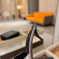 YSL「SAINT LAURENT*」 夏季新品 尖头优雅大气高跟拖鞋 —————————— 尖头设计拉长腿部线条, YSL「SAINT LAURENT*」 夏季新品 尖头优雅大气高跟拖鞋 —————————— 尖头设计拉长腿部线条,