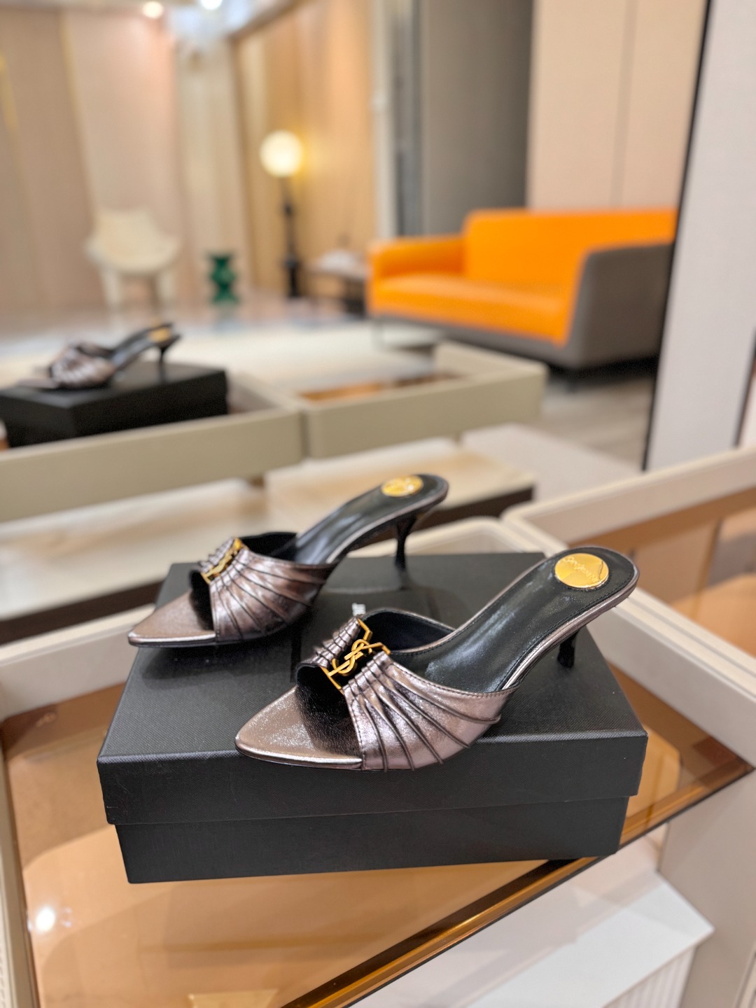 YSL「SAINT LAURENT*」 夏季新品 尖头优雅大气高跟拖鞋 —————————— 尖头设计拉长腿部线条, YSL「SAINT LAURENT*」 夏季新品 尖头优雅大气高跟拖鞋 —————————— 尖头设计拉长腿部线条,