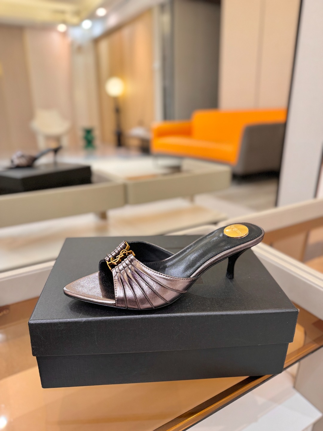 YSL「SAINT LAURENT*」  夏季新品 尖头优雅大气高跟拖鞋 ——————————  尖头设计拉长腿部线条，