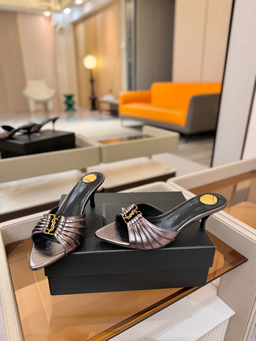 YSL「SAINT LAURENT*」 夏季新品 尖头优雅大气高跟拖鞋 —————————— 尖头设计拉长腿部线条, YSL「SAINT LAURENT*」 夏季新品 尖头优雅大气高跟拖鞋 —————————— 尖头设计拉长腿部线条,