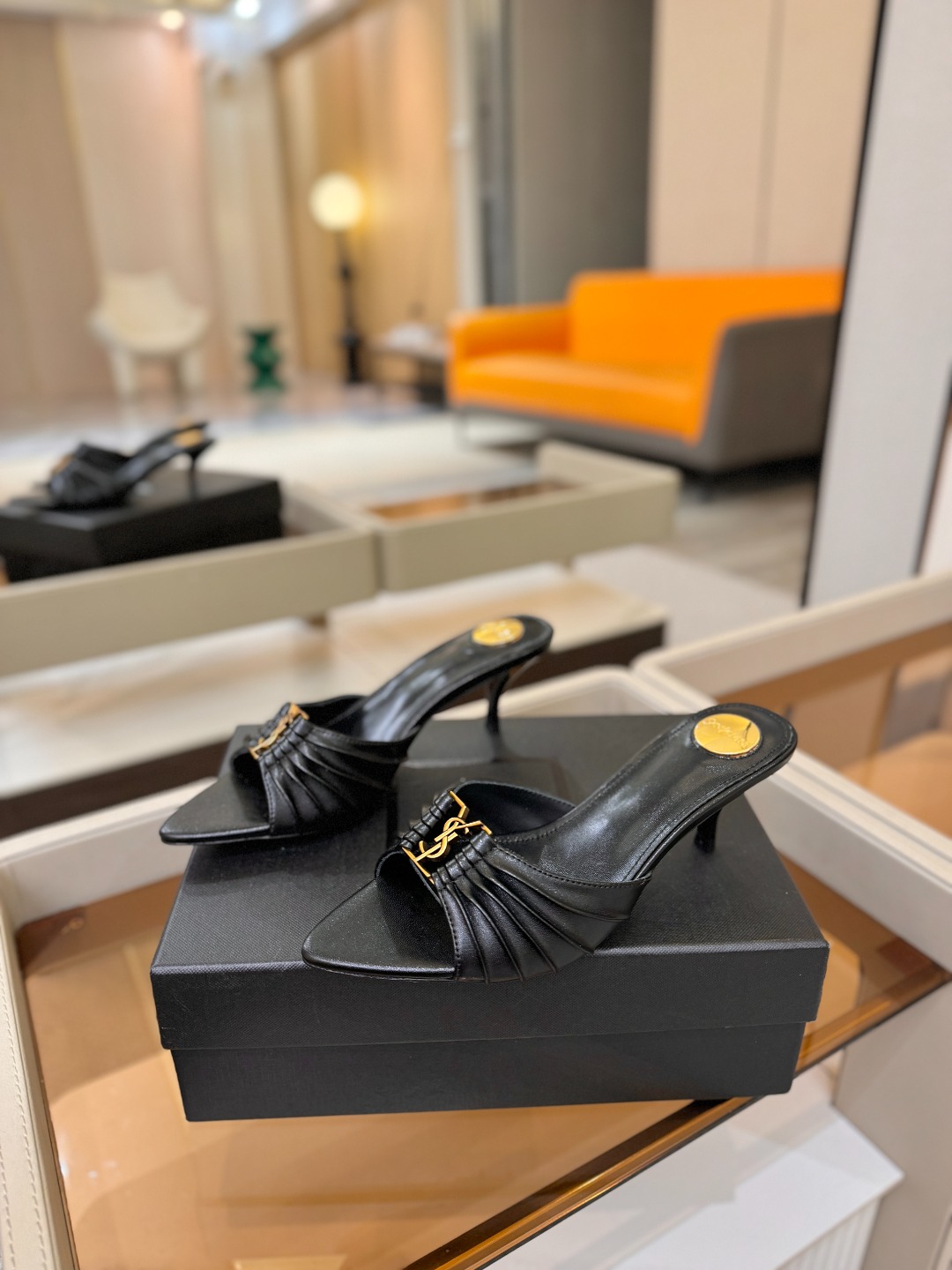 YSL「SAINT LAURENT*」 夏季新品 尖头优雅大气高跟拖鞋 —————————— 尖头设计拉长腿部线条, YSL「SAINT LAURENT*」 夏季新品 尖头优雅大气高跟拖鞋 —————————— 尖头设计拉长腿部线条,