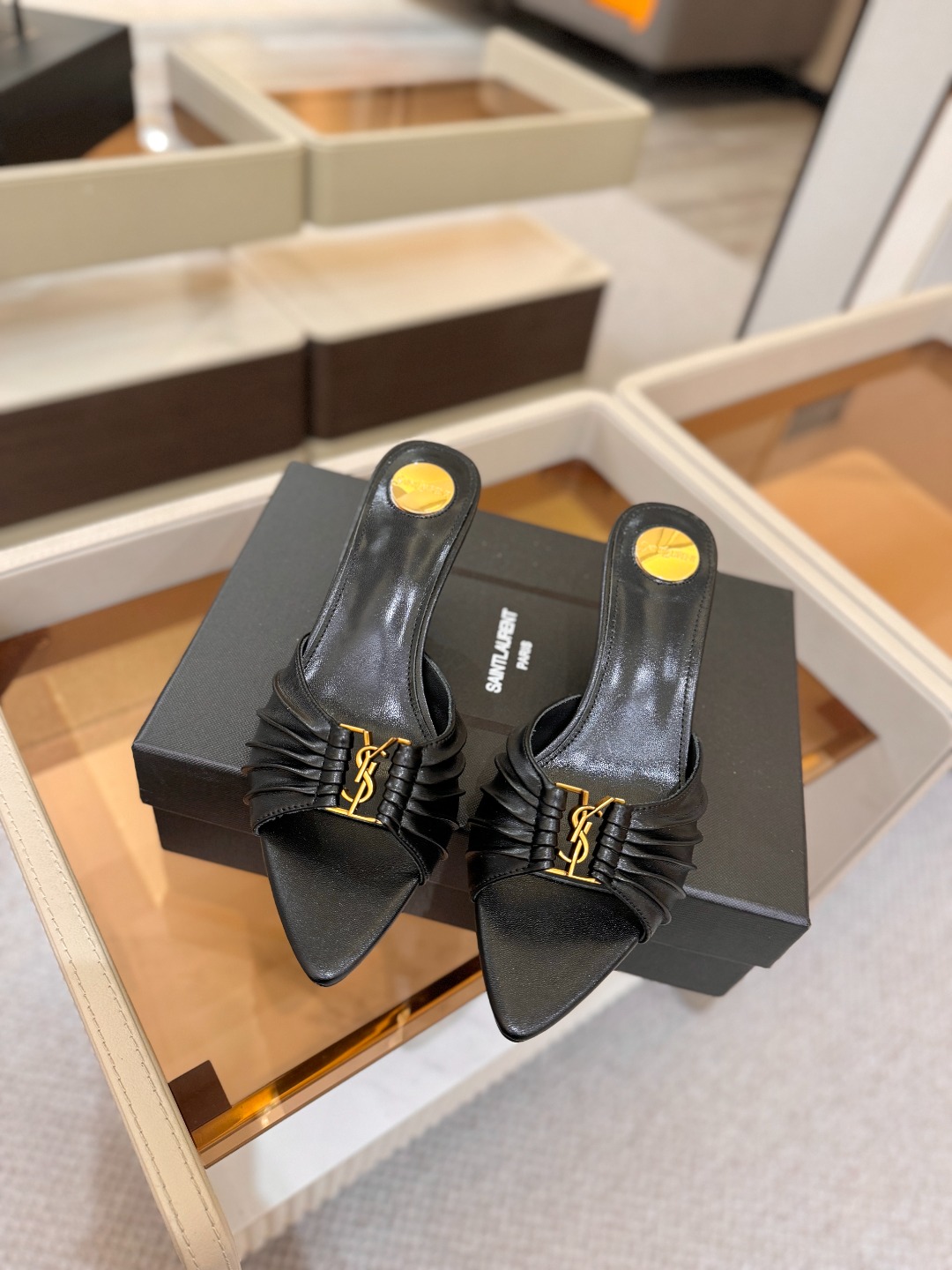 YSL「SAINT LAURENT*」 夏季新品 尖头优雅大气高跟拖鞋 —————————— 尖头设计拉长腿部线条, YSL「SAINT LAURENT*」 夏季新品 尖头优雅大气高跟拖鞋 —————————— 尖头设计拉长腿部线条,