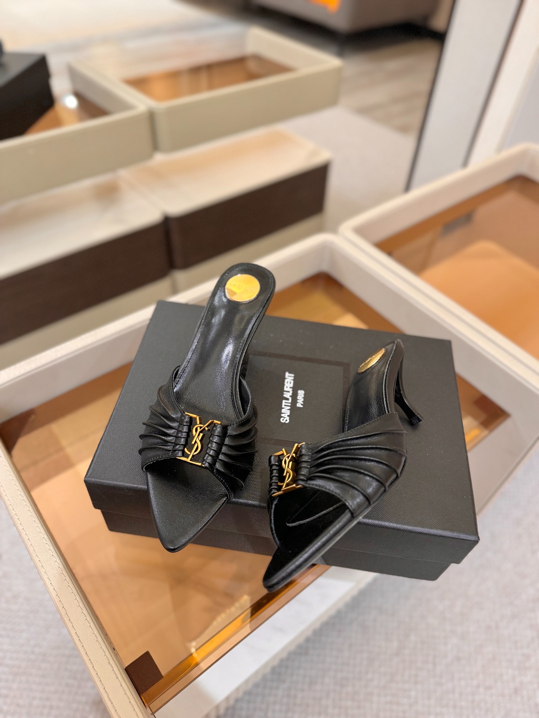 YSL「SAINT LAURENT*」 夏季新品 尖头优雅大气高跟拖鞋 —————————— 尖头设计拉长腿部线条, YSL「SAINT LAURENT*」 夏季新品 尖头优雅大气高跟拖鞋 —————————— 尖头设计拉长腿部线条,