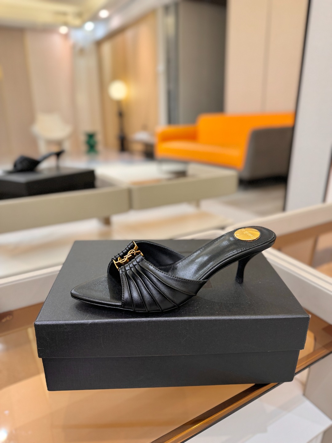 YSL「SAINT LAURENT*」  夏季新品 尖头优雅大气高跟拖鞋 ——————————  尖头设计拉长腿部线条，