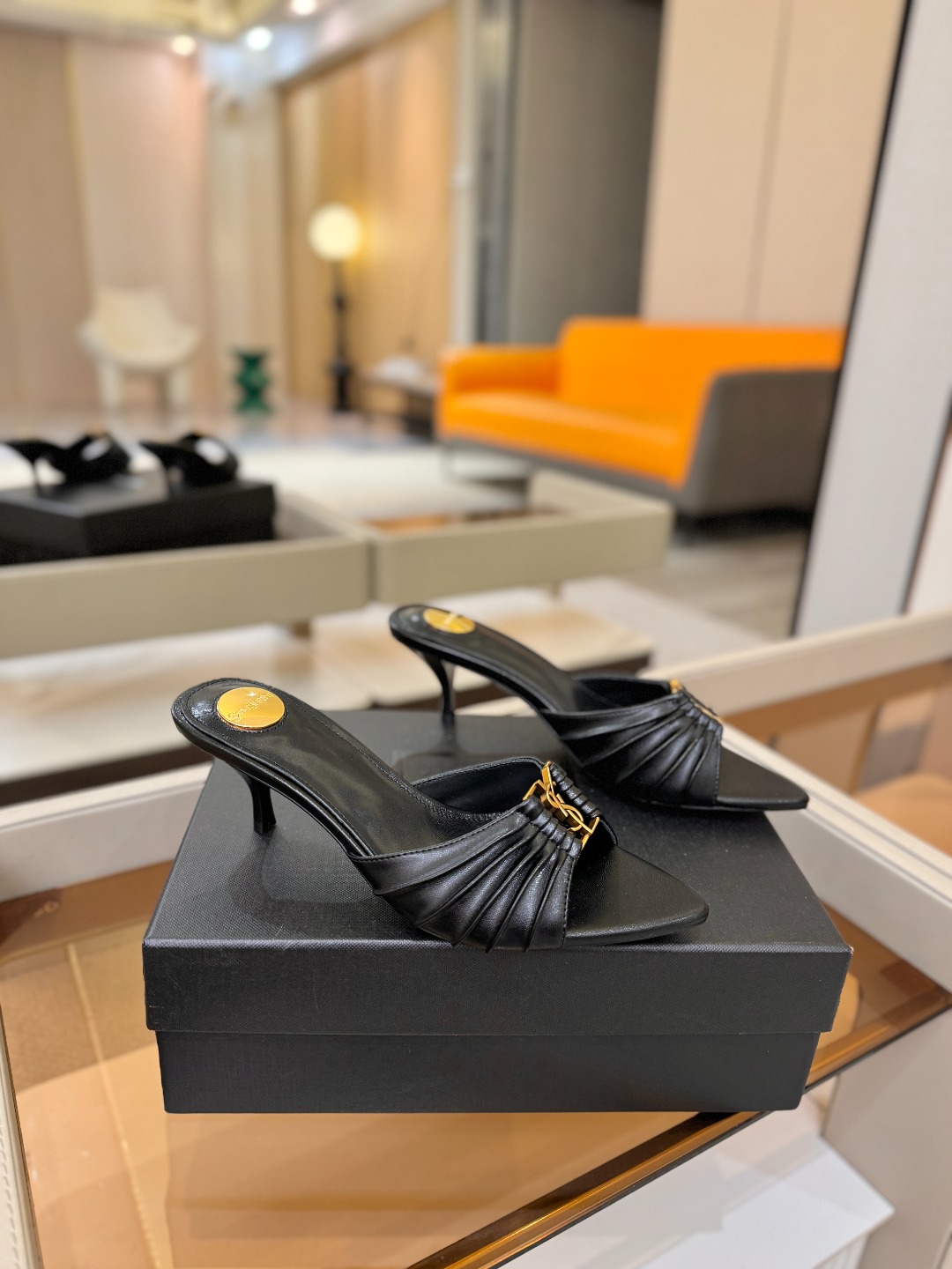 YSL「SAINT LAURENT*」 夏季新品 尖头优雅大气高跟拖鞋 —————————— 尖头设计拉长腿部线条, YSL「SAINT LAURENT*」 夏季新品 尖头优雅大气高跟拖鞋 —————————— 尖头设计拉长腿部线条,