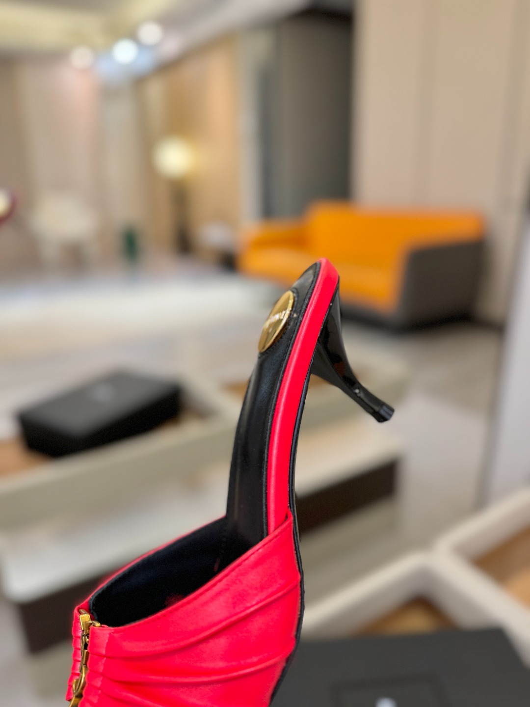 YSL「SAINT LAURENT*」 夏季新品 尖头优雅大气高跟拖鞋 —————————— 尖头设计拉长腿部线条, YSL「SAINT LAURENT*」 夏季新品 尖头优雅大气高跟拖鞋 —————————— 尖头设计拉长腿部线条,