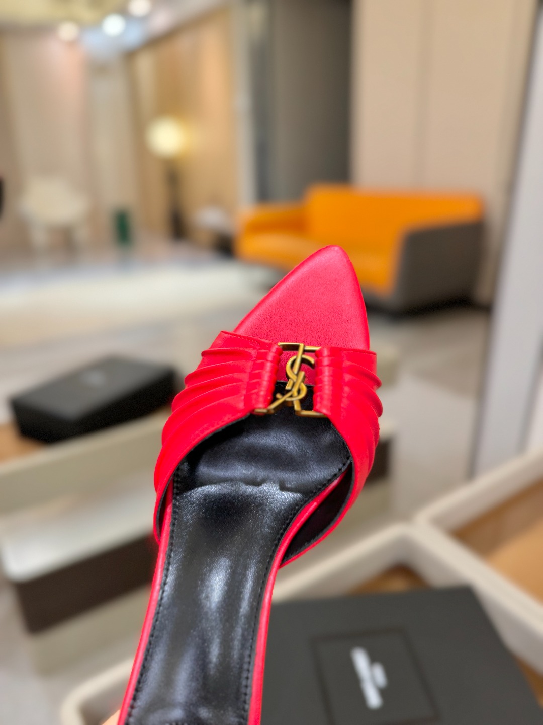 YSL「SAINT LAURENT*」 夏季新品 尖头优雅大气高跟拖鞋 —————————— 尖头设计拉长腿部线条, YSL「SAINT LAURENT*」 夏季新品 尖头优雅大气高跟拖鞋 —————————— 尖头设计拉长腿部线条,