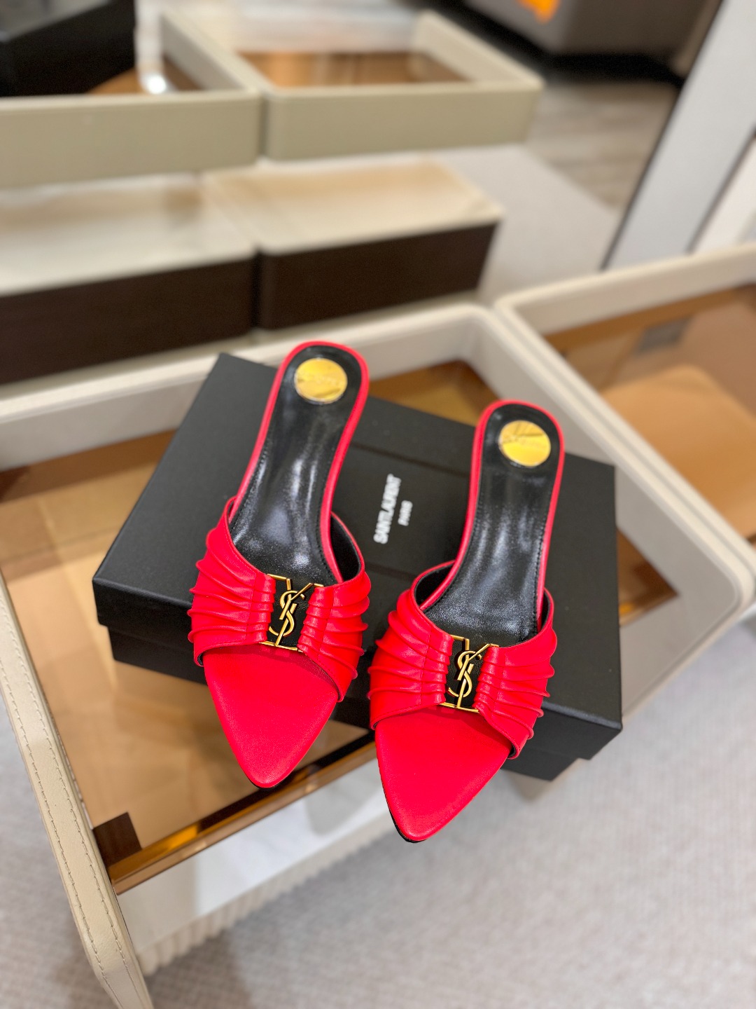 YSL「SAINT LAURENT*」 夏季新品 尖头优雅大气高跟拖鞋 —————————— 尖头设计拉长腿部线条, YSL「SAINT LAURENT*」 夏季新品 尖头优雅大气高跟拖鞋 —————————— 尖头设计拉长腿部线条,