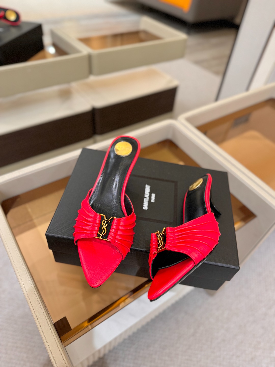 YSL「SAINT LAURENT*」 夏季新品 尖头优雅大气高跟拖鞋 —————————— 尖头设计拉长腿部线条, YSL「SAINT LAURENT*」 夏季新品 尖头优雅大气高跟拖鞋 —————————— 尖头设计拉长腿部线条,
