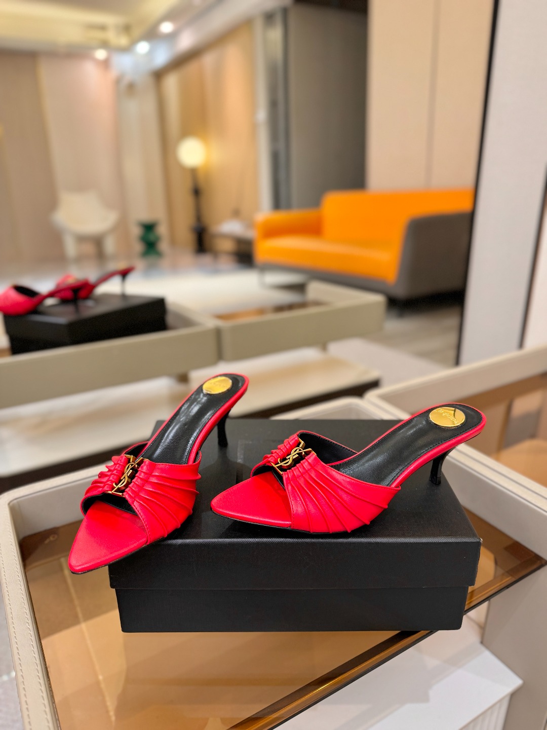 YSL「SAINT LAURENT*」 夏季新品 尖头优雅大气高跟拖鞋 —————————— 尖头设计拉长腿部线条, YSL「SAINT LAURENT*」 夏季新品 尖头优雅大气高跟拖鞋 —————————— 尖头设计拉长腿部线条,