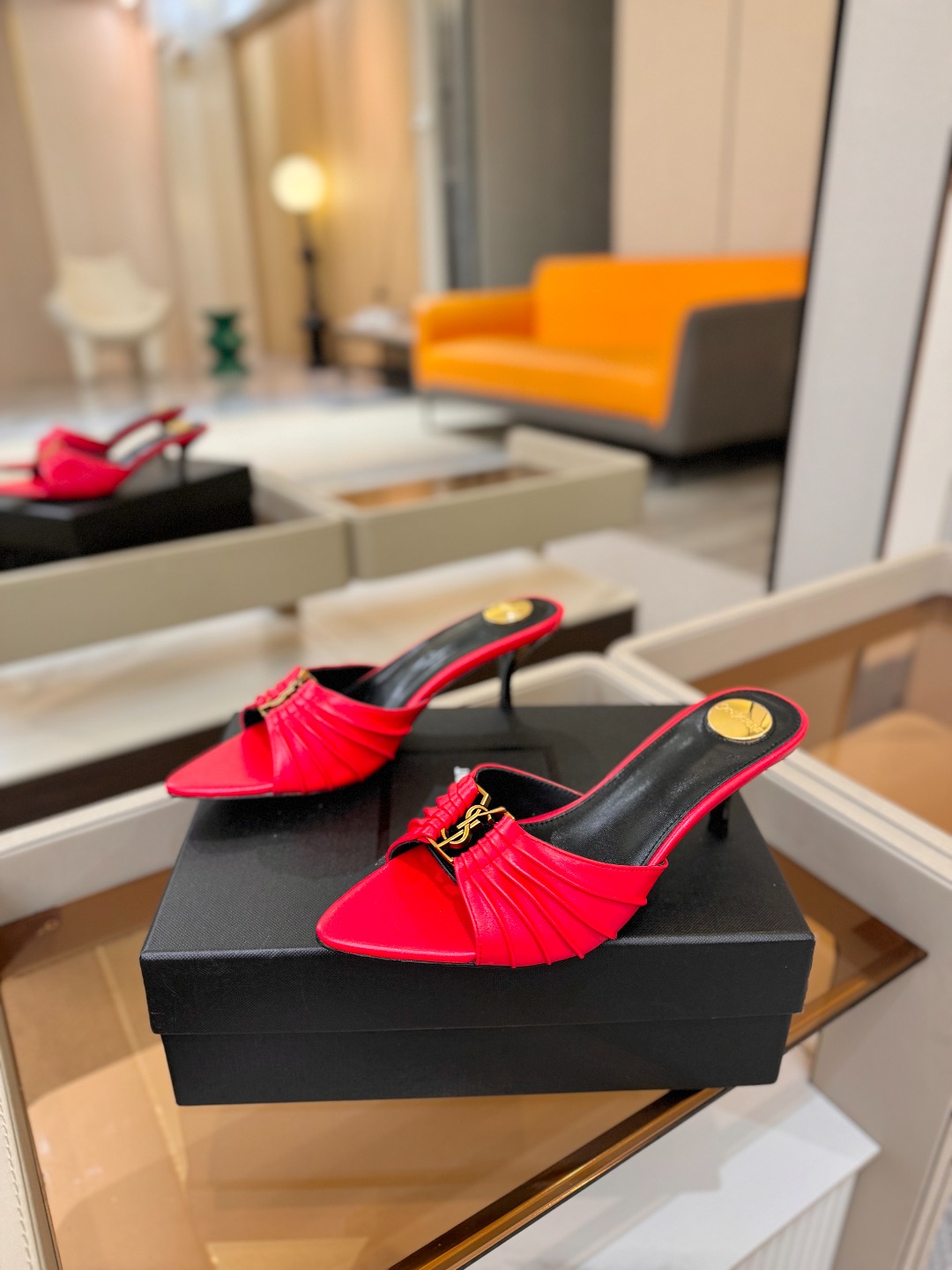 YSL「SAINT LAURENT*」 夏季新品 尖头优雅大气高跟拖鞋 —————————— 尖头设计拉长腿部线条, YSL「SAINT LAURENT*」 夏季新品 尖头优雅大气高跟拖鞋 —————————— 尖头设计拉长腿部线条,