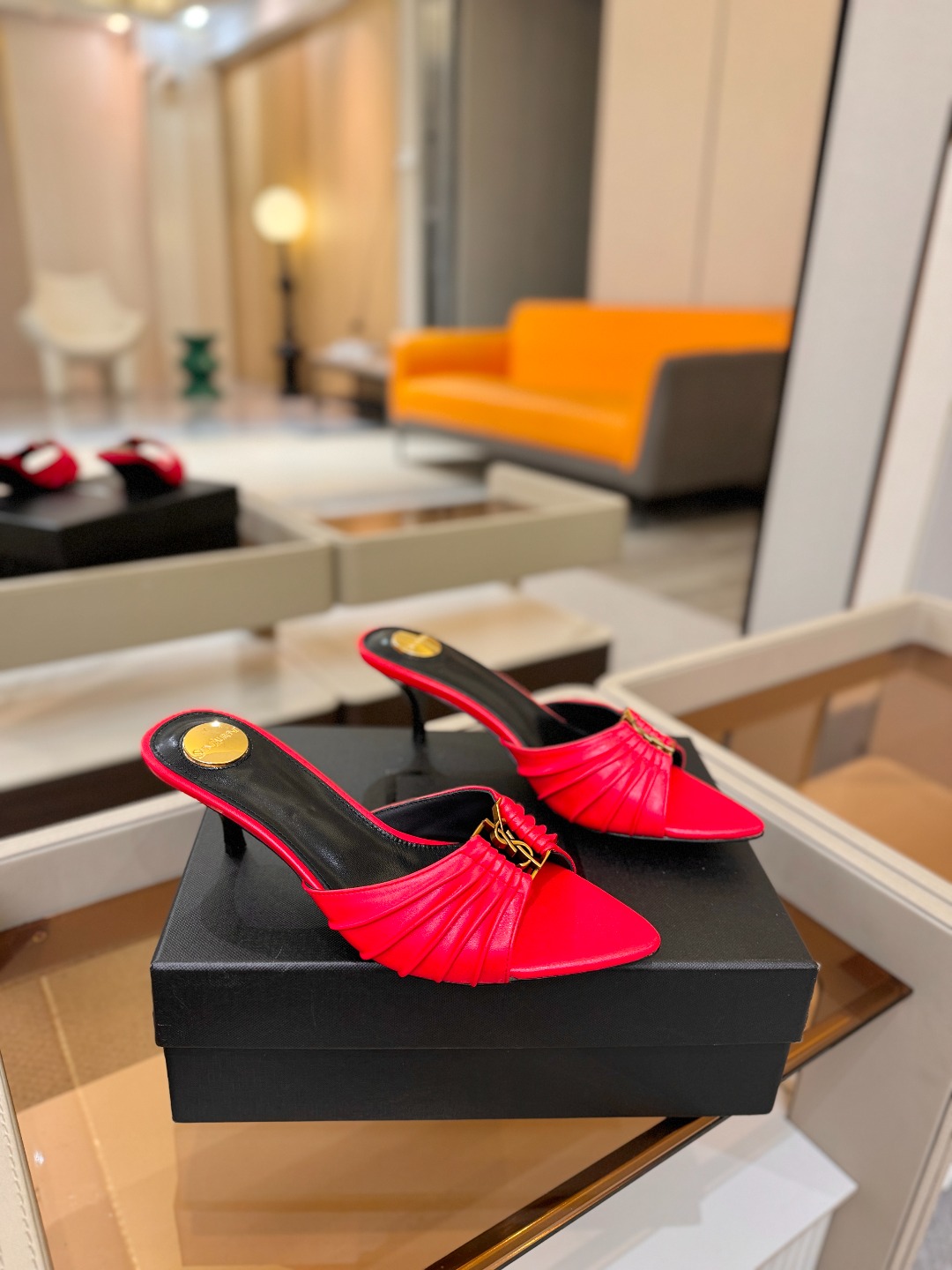 YSL「SAINT LAURENT*」 夏季新品 尖头优雅大气高跟拖鞋 —————————— 尖头设计拉长腿部线条, YSL「SAINT LAURENT*」 夏季新品 尖头优雅大气高跟拖鞋 —————————— 尖头设计拉长腿部线条,