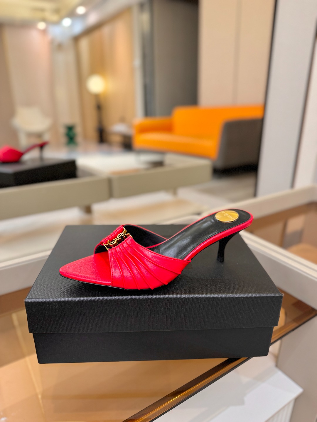 YSL「SAINT LAURENT*」  夏季新品 尖头优雅大气高跟拖鞋 ——————————  尖头设计拉长腿部线条，